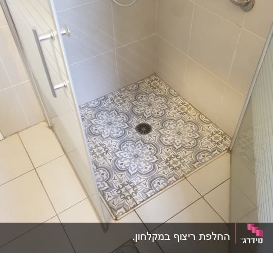 ריצוף דקורטיבי ברצפת מקלחון זכוכית בחדר אמבטיה